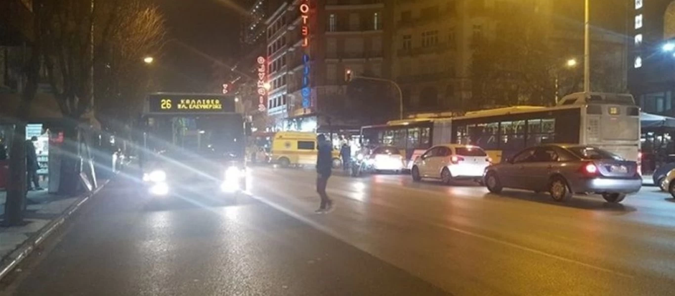 Συμπλοκή αλλοδαπών μέσα σε λεωφορείο στη Θεσσαλονίκη - Εντρομοι οι επιβάτες έτρεχαν να σωθούν (φωτό)